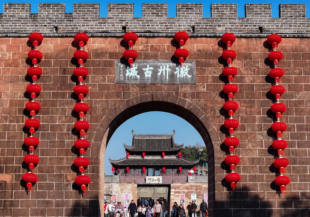 徽州古城城门、灯笼与古城风貌